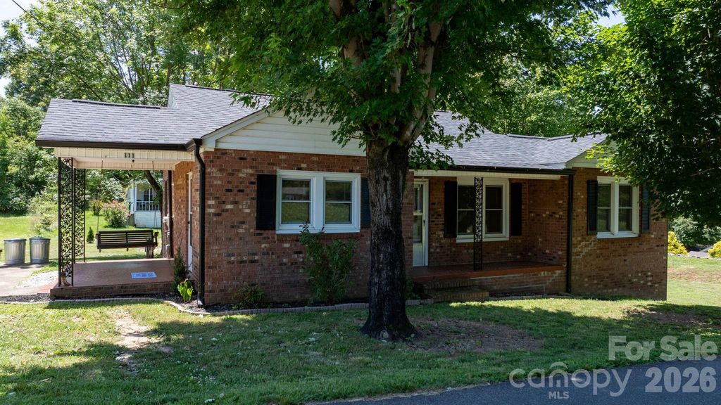 111 Cross Memorial Avenue, Morganton, NC 28655