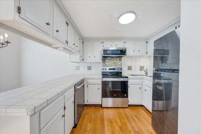 3319 Stonehenge Square, Roanoke, VA 24018