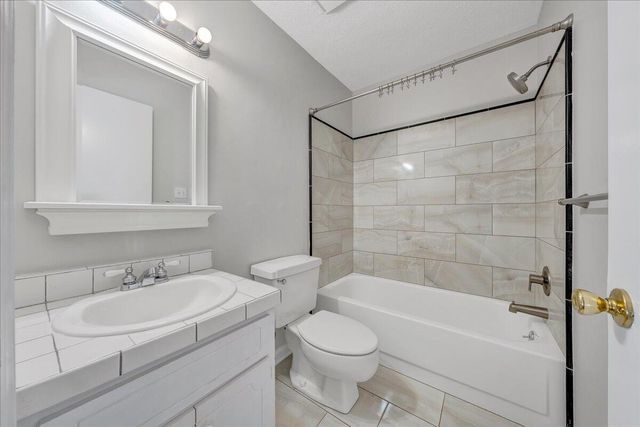 3319 Stonehenge Square, Roanoke, VA 24018