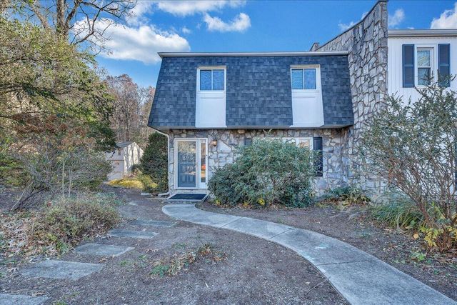 3319 Stonehenge Square, Roanoke, VA 24018