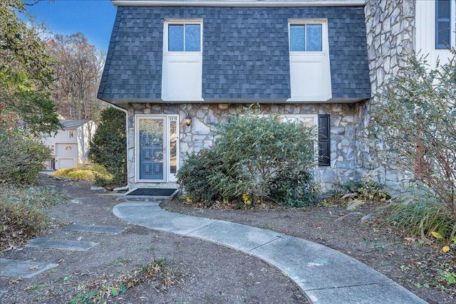 3319 Stonehenge Square, Roanoke, VA 24018