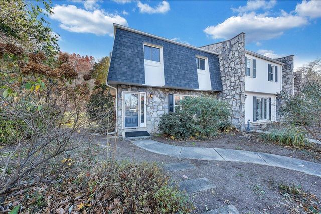 3319 Stonehenge Square, Roanoke, VA 24018