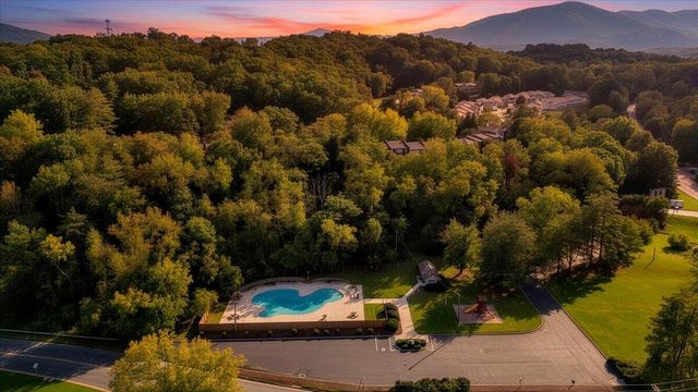 3319 Stonehenge Square, Roanoke, VA 24018