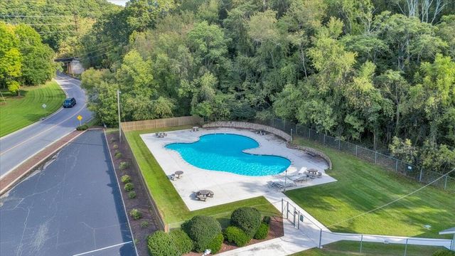 3319 Stonehenge Square, Roanoke, VA 24018