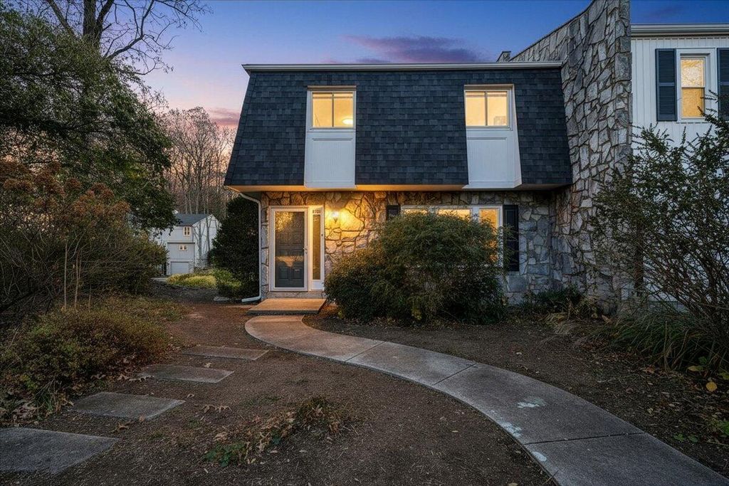 3319 Stonehenge Square, Roanoke, VA 24018