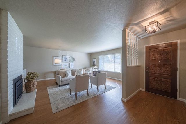 330 Woodside Drive 104, Salinas, CA 93901