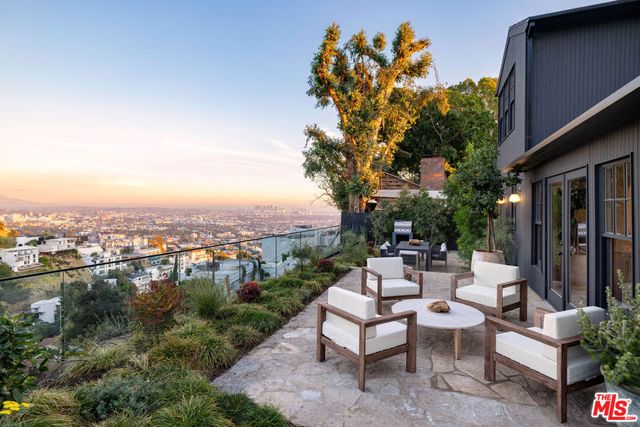 8675 Hollywood Blvd, Los Angeles, CA 90069