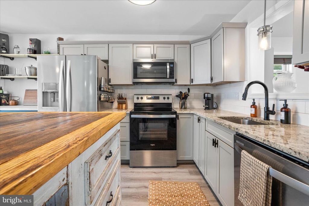 Image 6 of property listing at 21609 KELSO DR, Hagerstown, MD 21742