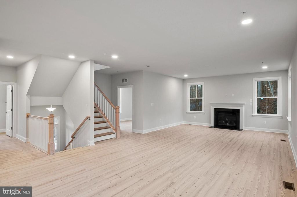 Image 11 of property listing at 4496 ILCHESTER RD, Ellicott City, MD 21043