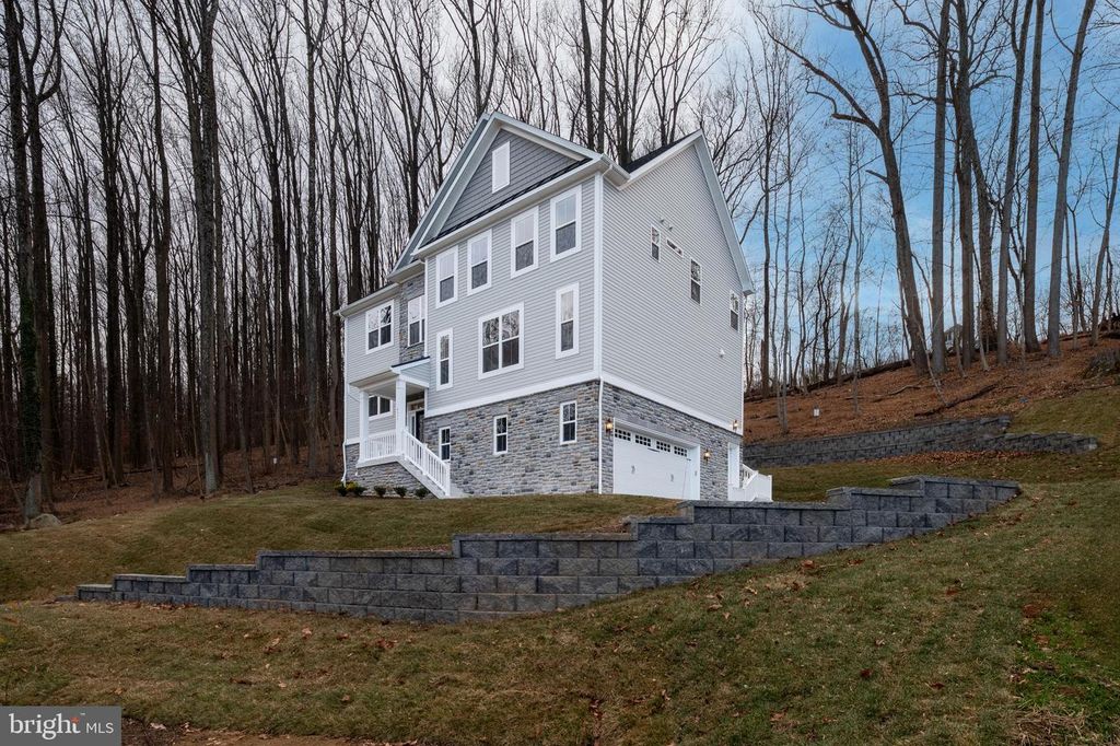 Image 4 of property listing at 4496 ILCHESTER RD, Ellicott City, MD 21043