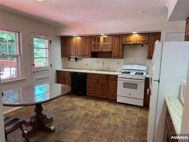 76 Cider Mill, Hawthorne, NJ 07506
