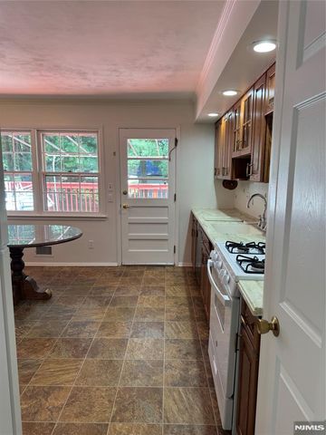 76 Cider Mill, Hawthorne, NJ 07506