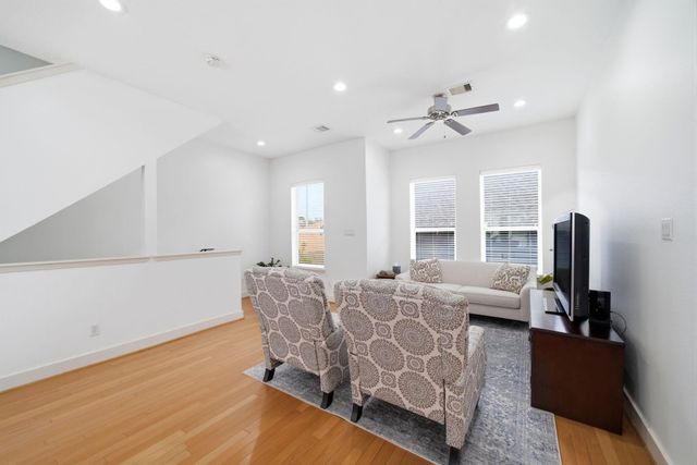 1910 Fletcher Street, Houston, TX 77009