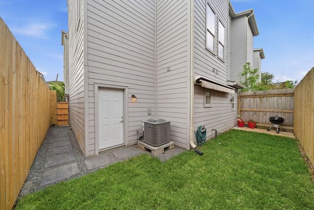 1910 Fletcher Street, Houston, TX 77009