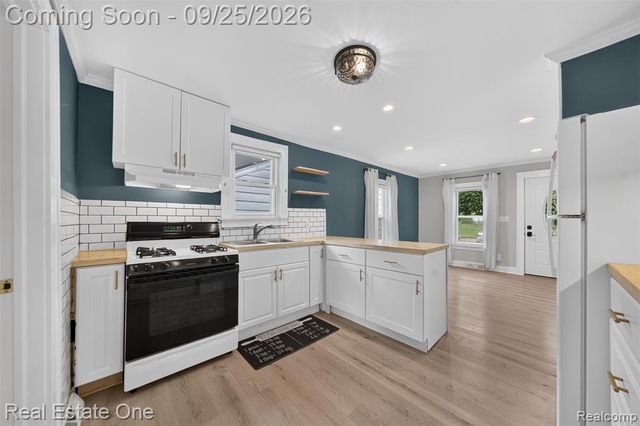 1446 E Meyers Avenue, Hazel Park, MI 48030