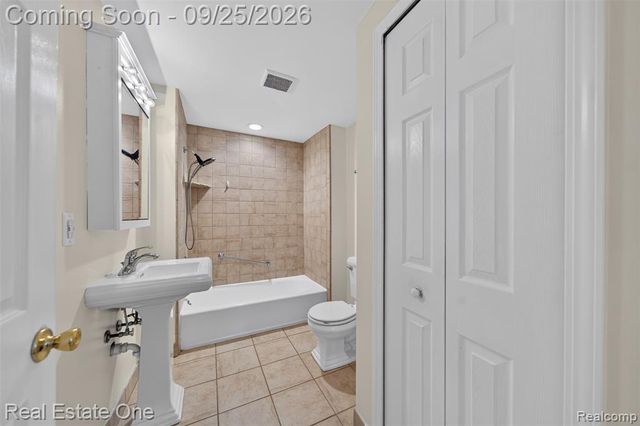 1446 E Meyers Avenue, Hazel Park, MI 48030