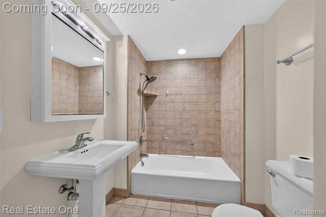 1446 E Meyers Avenue, Hazel Park, MI 48030