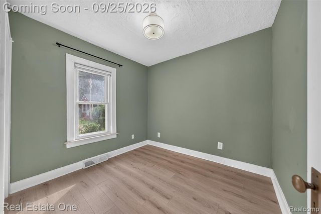 1446 E Meyers Avenue, Hazel Park, MI 48030
