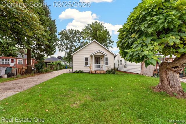 1446 E Meyers Avenue, Hazel Park, MI 48030