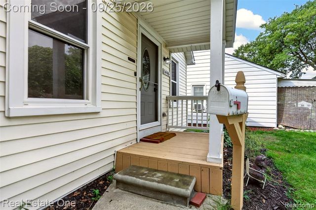 1446 E Meyers Avenue, Hazel Park, MI 48030