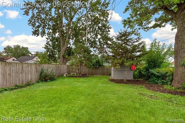 1446 E Meyers Avenue, Hazel Park, MI 48030