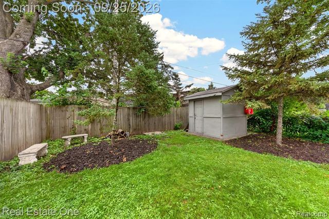 1446 E Meyers Avenue, Hazel Park, MI 48030