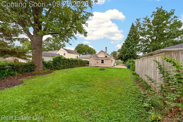 1446 E Meyers Avenue, Hazel Park, MI 48030