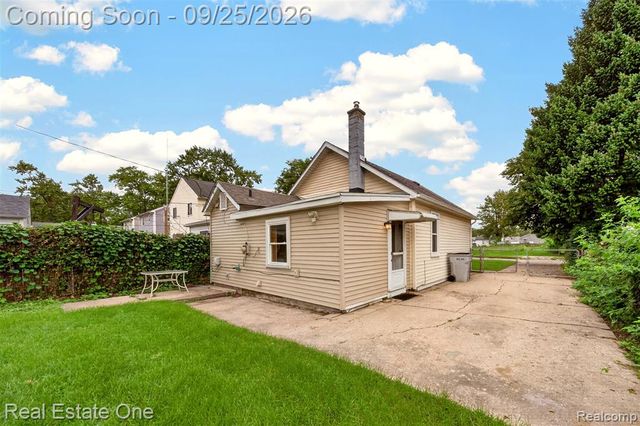 1446 E Meyers Avenue, Hazel Park, MI 48030