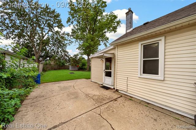 1446 E Meyers Avenue, Hazel Park, MI 48030