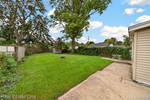 1446 E Meyers Avenue, Hazel Park, MI 48030
