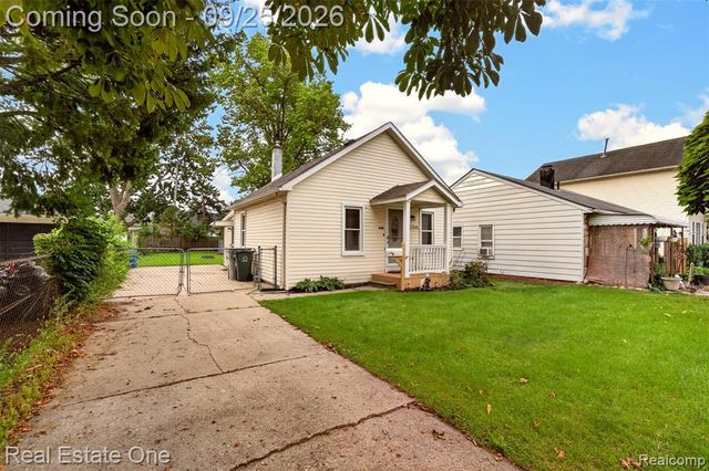 1446 E Meyers Avenue, Hazel Park, MI 48030