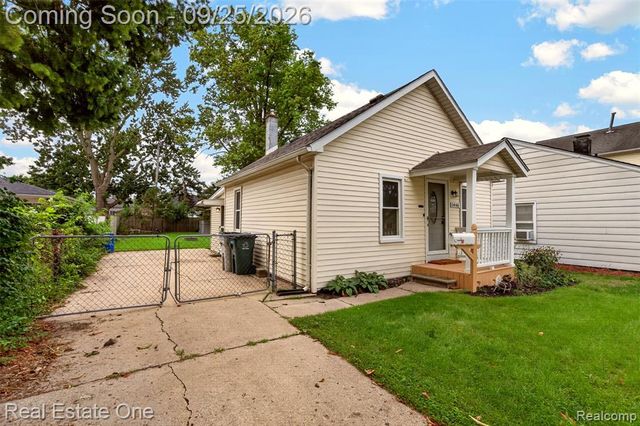 1446 E Meyers Avenue, Hazel Park, MI 48030
