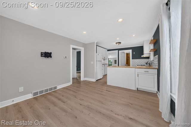 1446 E Meyers Avenue, Hazel Park, MI 48030