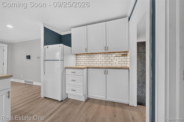 1446 E Meyers Avenue, Hazel Park, MI 48030