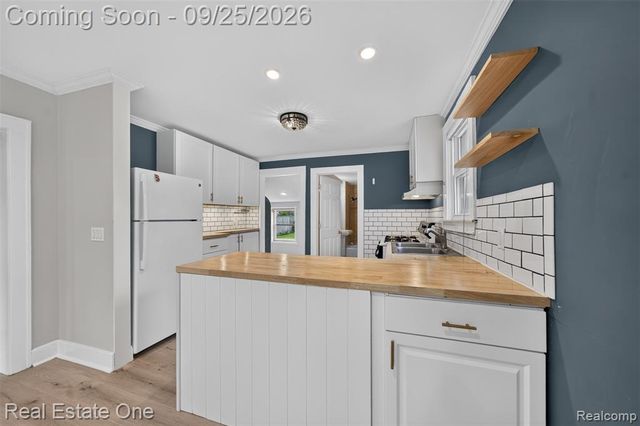 1446 E Meyers Avenue, Hazel Park, MI 48030