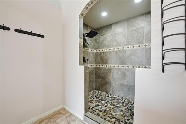 4100 NE SHADY LANE Drive, Gladstone, MO 64119
