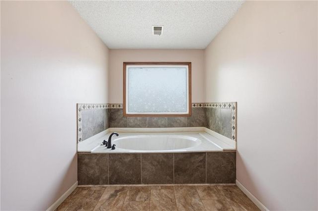 4100 NE SHADY LANE Drive, Gladstone, MO 64119