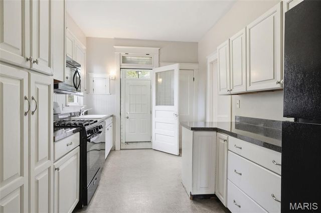 8941 Forest Avenue, St Louis, MO 63114