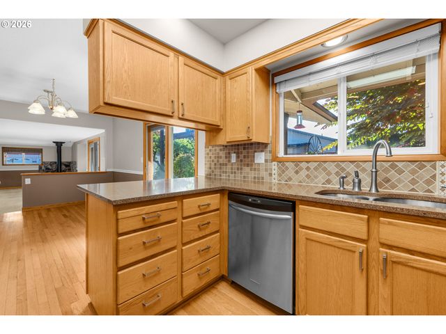 1574 Se BUSH St, Hillsboro, OR 97123