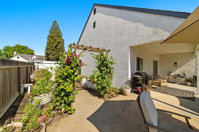 1922 Los Altos Avenue, Clovis, CA 93611