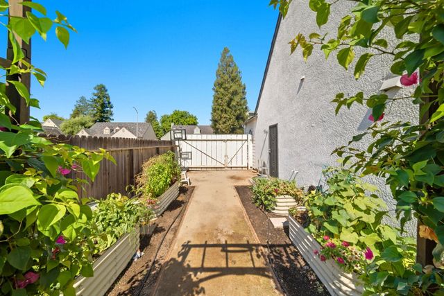 1922 Los Altos Avenue, Clovis, CA 93611