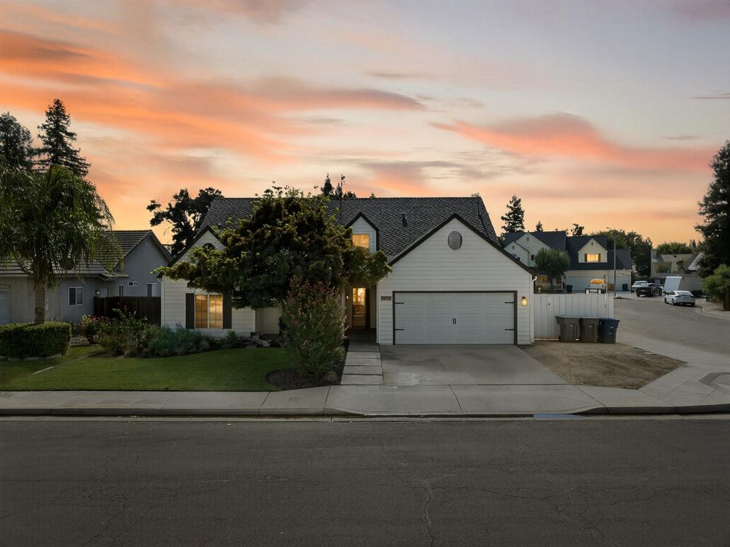 1922 Los Altos Avenue, Clovis, CA 93611