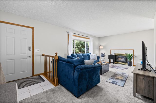 6775 Gretchen Lane N, Oakdale, MN 55128