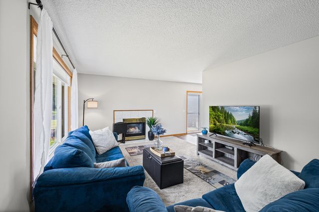 6775 Gretchen Lane N, Oakdale, MN 55128