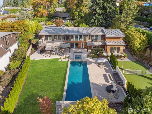 9135 NE 19th St, Clyde Hill, WA 98004