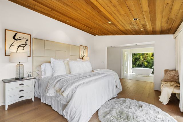 9135 NE 19th St, Clyde Hill, WA 98004