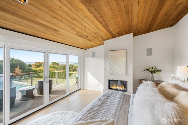 9135 NE 19th St, Clyde Hill, WA 98004