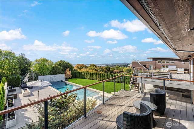 9135 NE 19th St, Clyde Hill, WA 98004