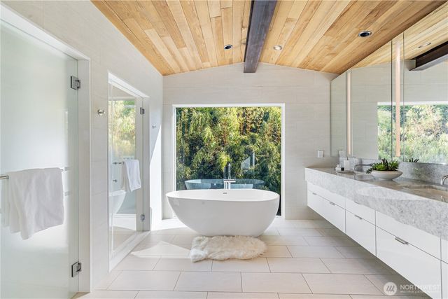 9135 NE 19th St, Clyde Hill, WA 98004