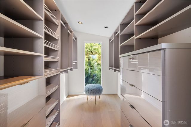 9135 NE 19th St, Clyde Hill, WA 98004